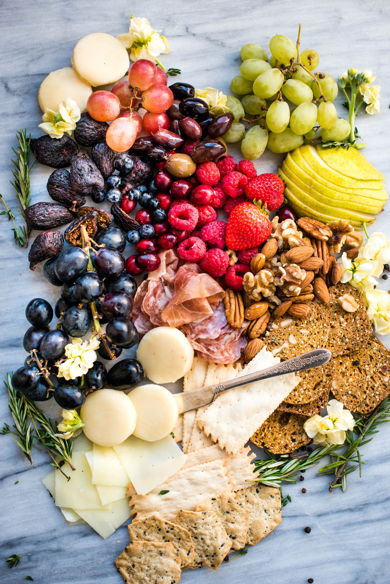 http://www.nutritiouseats.com/wp-content/uploads/2018/11/Easy-Charcuterie-Board.jpg